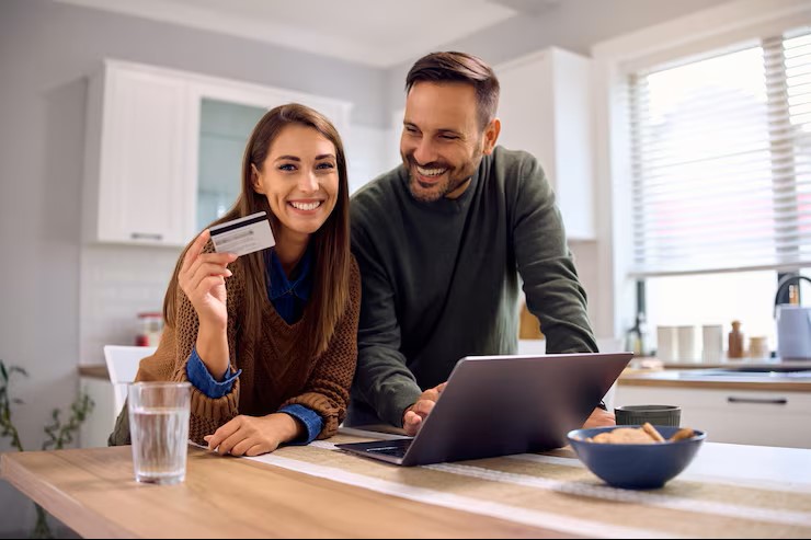 Glückliches Paar erhält Kredit